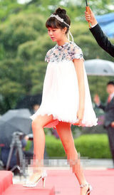 组图：金素贤超短裙扮萝莉造型清纯