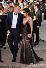 组图：海耶克戛纳携夫走秀 深V黑裙大秀傲人双峰