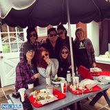 组图：曝暮光女转性爱女人 紧黏中性帅气新欢