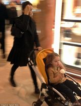 组图：贝嫂带女逛街疾走 小萌娃手拿冰淇淋狂吃