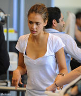 高清图：杰西卡-阿尔芭携女儿出行 弯腰险走光