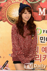 组图：GirlsDay敏雅亮相签名会 美腿白皙诱人