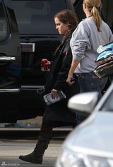 组图：罗素-克劳与艾玛-沃森现身《诺亚》片场