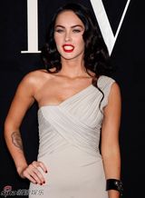 高清组图：梅根-福克斯现身巴黎 看时装秀烈焰红唇