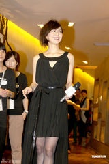 组图：孙燕姿难得性感亮相 短裙妩媚黑丝衬美腿