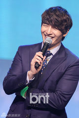 组图：韩星孙浩英迎34岁生日 与粉丝同庆祝