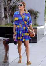 组图：伊娃-门德斯街拍 撞色连衣裙抢眼