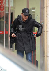 组图：黄海波黑装戴眼镜亮相 戴口罩步履匆匆