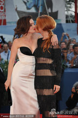 组图：约瑟芬透视装近全裸 和爆乳女星热辣深吻