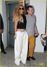 组图：Gaga与歌迷搭肩合影 MTV颁奖礼将唱开场