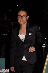 组图：歌神张学友童心未泯 大玩旋转木马兴致颇高