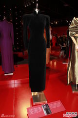 组图：设计师展出梅艳芳演出服 何韵诗做小助理