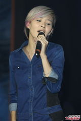 组图：方大同抱病开唱嗓音哑 张悬青峰手机传情