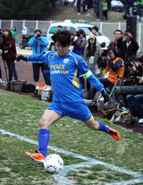 高清图：金俊秀任队长帅气踢球 金贤重等首场热身赛