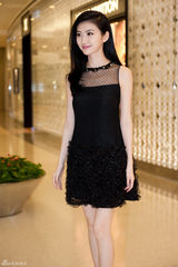 组图：景甜亮相品牌盛典 黑色短裙妩媚养眼