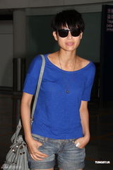 组图：胡杏儿蓝衣回港 称拒绝姐弟恋