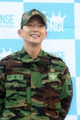 高清组图：韩星李准基退伍现场 千名粉丝迎接