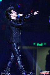 组图：谢霆锋白色西装帅气献唱民歌艺术节