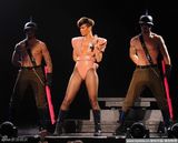 幻灯：蕾哈娜都柏林巡演大肆自摸high翻全场