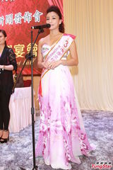 组图：黄夏蕙谷事业线现身 不让年轻佳丽专美