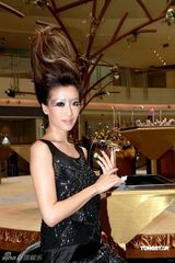 幻灯图：谢婷婷飞天发型妖艳 否认今年嫁安志杰