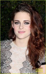 组图：斯图尔特亮相红毯 卷发烟熏妆慵懒十足