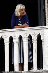 海伦-米伦水城宣传《暴风雨》 趴阳台看风景做沉思状