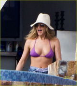 组图：安妮斯顿与神秘男拥吻 比基尼装性感惹火