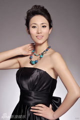 组图：“纯色系”美女卢卓婕  黑白中彰显个性魅力