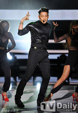 组图：Rain皮草加身有范 女团撅臀掀裙极尽诱惑