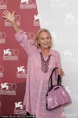 组图：《巴勒莫狂花》发布 洛尔瓦彻条纹装现身