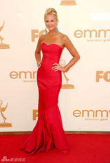 组图：艾美奖红毯 希-奥黛尔裹胸红裙明艳如火 