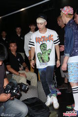 组图：SHINee自曝爱玩网游 成员模仿女生跳舞