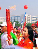 组图：章子怡传递亚运圣火 微笑挥手亲和力十足