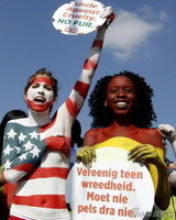 幻灯图：美女人体彩绘32强国旗 呼吁保护动物