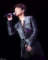 组图：李克勤上海开唱看台失火