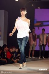 幻灯图：陈冠希蔡依林时隔三年再同台 走秀不碰面