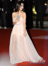 组图：朴和善亮相笑容甜美 纱裙摇曳宛若仙女