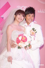 组图：“浩角翔起”组合大婚 否认怀孕传闻锤肚子