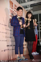 组图：林忆莲《盖亚》获国语专辑奖 陈艾玲代领