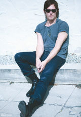 组图：《行尸走肉》男星诺曼-瑞杜斯不羁登杂志