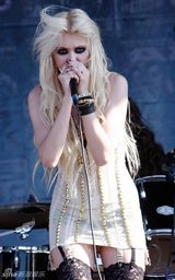 幻灯图集：“美腿女王”泰勒-摩森性感吊带裙献唱