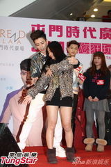 组图：JPM元旦赴港受惊吓 被女粉丝前后夹抱