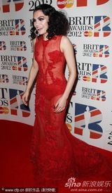 组图：Jessie J透视裙极尽诱惑 登台为火星哥颁奖