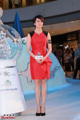 组图：梁咏琪红裙亮相优雅妩媚