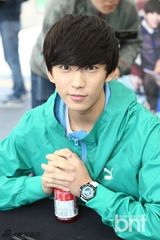 组图：B1A4携手代言品牌举行粉丝签名会