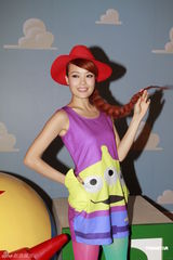 组图：容祖儿拍摄服饰广告 代言身价达百万