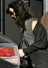 组图：奥斯卡影后变造型 劳伦斯金发变黑发