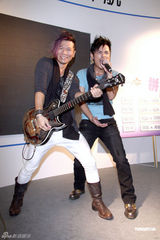 组图：范逸臣阿龙组酷爱乐团 为站台炒气氛