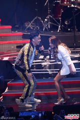 组图：陈奕迅压轴演唱 与女歌手热情拥抱